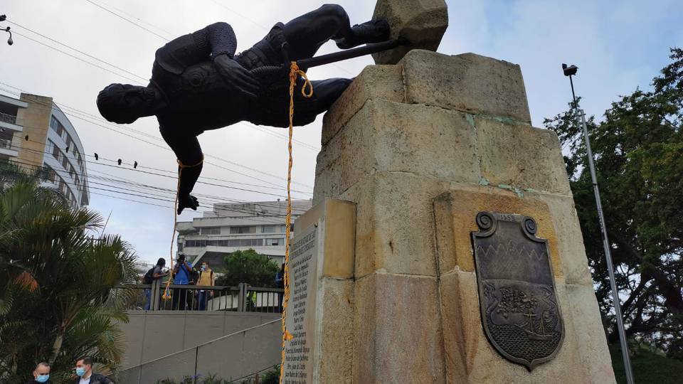 La statua del fondatore di Cali, Sebastián de Belalcázar abbattuta da indigeni Misak.