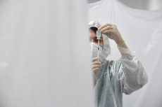 Personale sanitario prepara una fiala di vaccino anti-Covid nell'hub Casa della Salute, nell'ospedale S.Benigno in Genova,