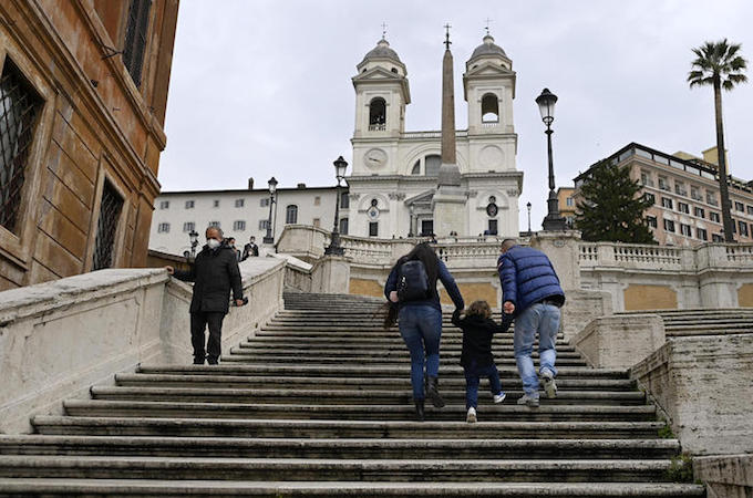 Una famiglia a passeggio sulla scalinata di piazza di Spagna nel centro di Roma ancora in zona gialla,