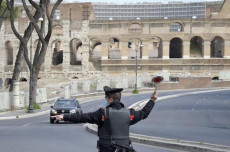 Posti di Blocco e controlli dei Carabinieri nei pressi del Colosseo nel primo giorno di Zona Rossa. Roma