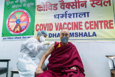 Nella foto d'archivio il Dalai Lama si vaccina con AstraZeneca.