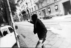 Una delle foto, rilasciate dal Tribunale, rese pubbliche a trent'anni dall'omicidio del vicebrigadiere di Polizia Antonino Custra, ucciso nei violentissimi scontri che scoppiarono il 14 maggio del 1977 a Milano durante una manifestazione di giovani dell'Autonomia.