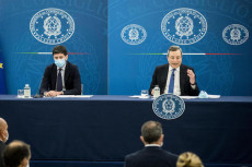 Il Presidente del Consiglio Mario Draghi e il Ministro della Salute Roberto Speranza durante la conferenza stampa.