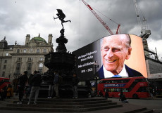 L'immagine gigante del principe Filippo esposta a Piccadilly Circus.
