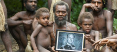 Un gruppo di indigeni dell'isola di Vanautu nel Pacifico con un ritratto del principe Filippo.