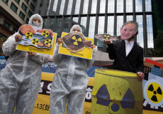 Ambientalisti protestano contro la centrale nucleare di Fukushima.