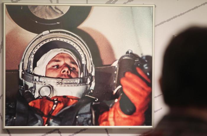 Sosta davanti alla foto di Yuri Gagarin, nella capsula spaziale Vostok 1.