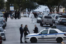 Agenti della polizia greca in cerca di prove nel luogo del delitto.