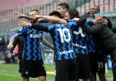 I giocatori dell'Inter si abbracciano a fine partita dopo una vittoria
