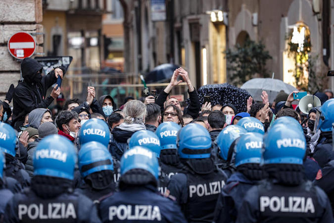 Scontri a Roma tra Polizia e manifestanti contro le misure anti-Covid.