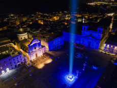 L'Aquila, il fascio di luce in Piazza Duomo in ricordo dei 309 morti nel terremoto del 2009.