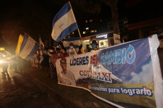 Sostenitori del candidato Guillermo Lasso festeggiano la vittoria del nuovo presidente del Ecuador.