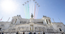 Il Presidente Sergio Mattarella in occasione della deposizione di una corona d’alloro sulla Tomba del Milite Ignoto,nella ricorrenza del 76° anniversario della Liberazione,il sorvolo delle Frecce Tricolori