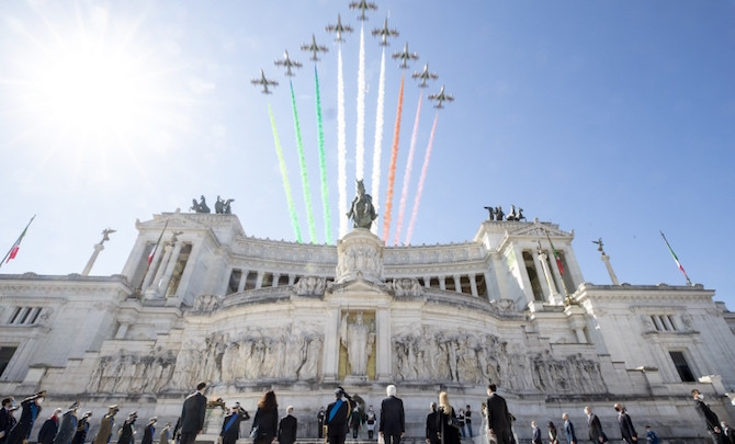 Il Presidente Sergio Mattarella in occasione della deposizione di una corona d’alloro sulla Tomba del Milite Ignoto,nella ricorrenza del 76° anniversario della Liberazione,il sorvolo delle Frecce Tricolori