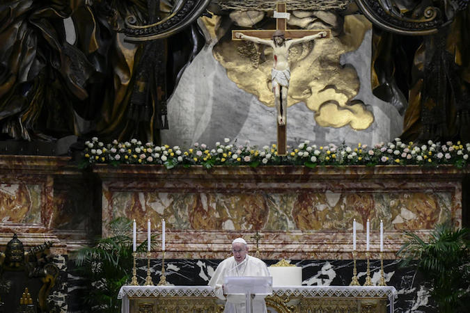 Papa Francesco celebra la Messa di Pasqua 2021 nella Basilica di San Pietro.
