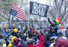 Manifestanti protestano a Minneapolis per l'uccisione del ventenne afroamericano Daunte Wright