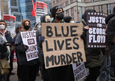Manifestanti a Minneapolis chiedono giustizia nel caso della morte di George Floyd, divenuto icona del movimento Black Lives Matter. Archivio. (ANSA)