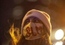 Una manifestante porta una mascherina con le iniziali del movimiento Black Lives Matter durante una protesta in Ohio.