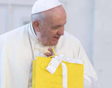 Papa Francesco in una foto d'archivio riceve un regalo.