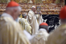 Papa Francesco durante la celebrazione della Messa Pasquale nella basilica di San Pietro.
