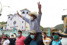 Perù: il candidato presidenziale Pedro Castillo portato sulle spalle dai supoi seguitori. in un immagine d' archivio.
