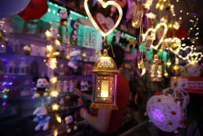 Un uomo compra una lanterna e altri decorazioni per il Ramadan in un negozio di Sana´a, Yemen.