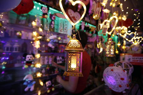 Un uomo compra una lanterna e altri decorazioni per il Ramadan in un negozio di Sana´a, Yemen.