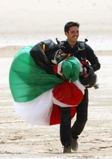 Il principe Hamzah bin Al Hussein cammina con il paracadute in mano dopo un lancio nel deserto di Wadi Rum
