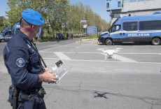 Un agente di Polizia Penitenziaria con il drone, al termine del volo effettuato sul perimetro della Casa circondariale di Rebibbia, in previsione di una protesta dei familiari dei reclusi a Roma, 16 aprile 2020.