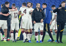 I giocatori della Roma si abbracciano a fine partita contro l'Ajax.