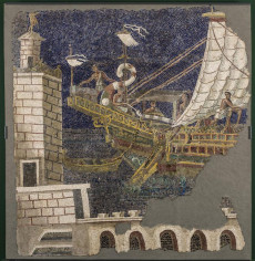 Mosaico policromo con nave e faro.