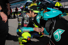 Valentino Rossi controlla la sua moto del Team Petronas Yamaha .