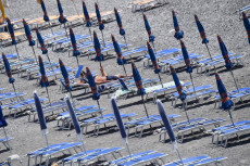 Sdraio e ombrelloni sulle spiagge del litorale genovese durante la fase 3 del coronavirus covid 19, Genova