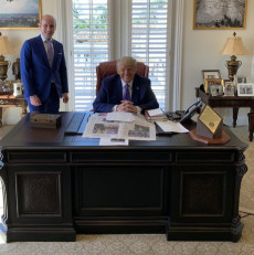 L'ex presidente degli Stati Uniti Donald Trump seduto nella scrivania del suo ufficio a Mar -a- Lago.