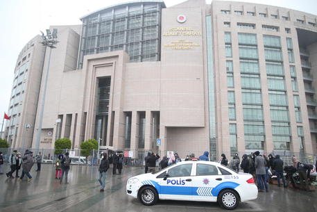 Cittadini e alcuni rappresentanti di ambasciate europee arrivano al tribunale di Ankara durante il processo per il golpe fallito di 2016..