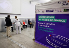 Un centro vaccinale allo Stadio di Francia, a Saint-Denis nei pressi di Parigi.