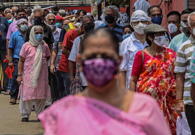 La fila per la vaccinazione a Mumbai (Foto Ansa)