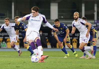 Vlahivic calcia il rigore per la Fiorentina.