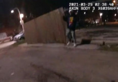 Un frame del video dove si osserva al 13enne ispanico Adam Toledo alzare le braccia di fronte alla polizia.