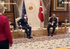 La presidente della Commissione europea Ursula von der Leyen in piedi davanti al presidente turco Recep Erdogan ed il presidente del Consiglio Ue Charles Michel nel palazzo presidenziale di Ankara. ( frame tratto da un video di European Union)