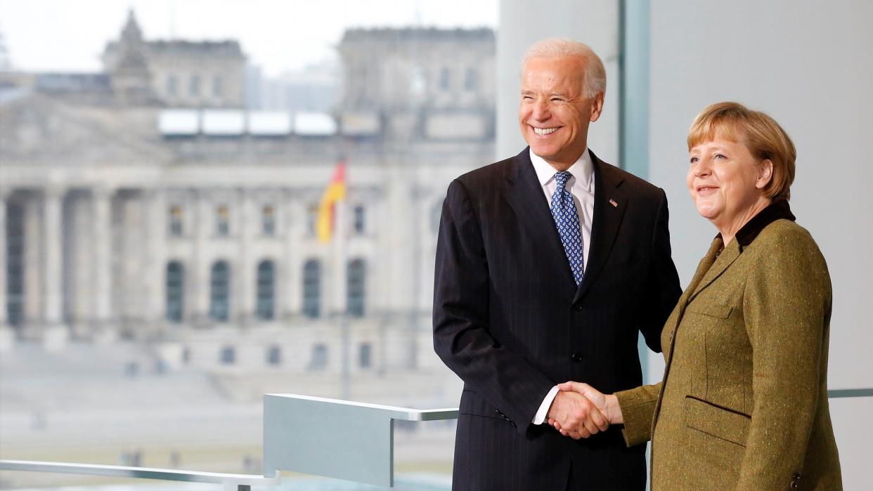 Il Presidente americano Joe Biden e la Cancelliera tedesca Angela Merkel in un incontro a Berlino in un' immagine d'archivio. Reuters/ Tobias Schwarz)