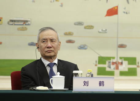 Il vicepremier cinese Liu He durante un foro commerciale internazionale a Pechino. EPA/JASON LEE / POOL