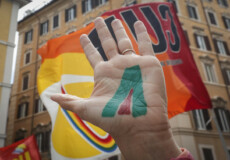La mano dipinta con la lettera "A" di un dipendente di Alitalia che protesta