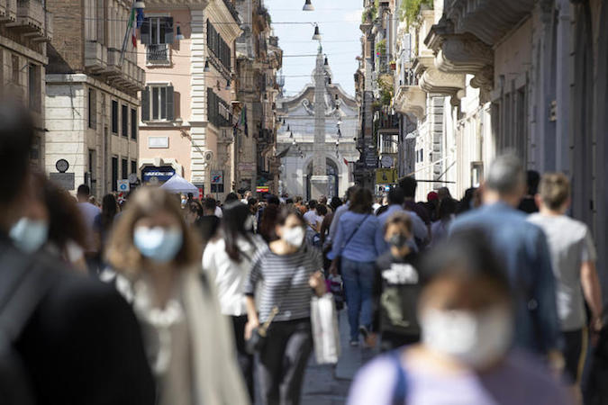 A passeggio in Via del Corso a Roma, sabato 8 aprile 2021.