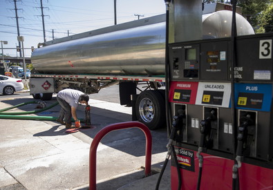 Un camion cisterna rifornisce di benzina una stazione di servizio
