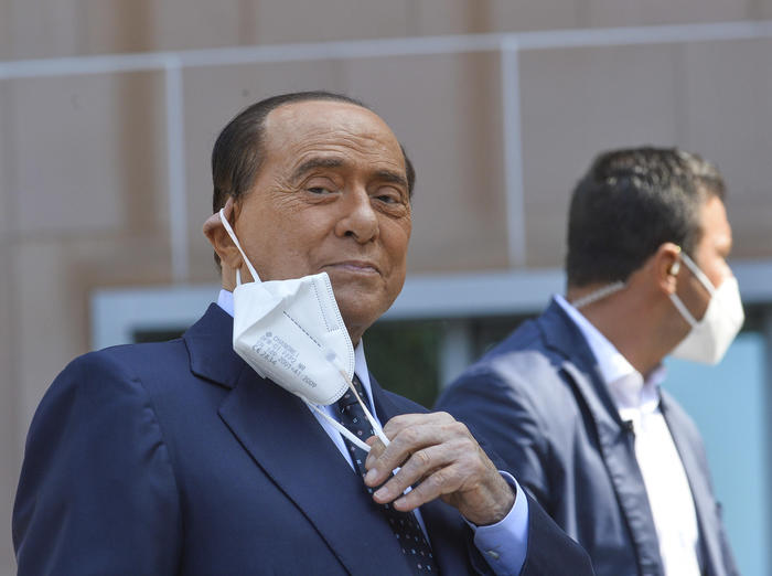 Silvio Berlusconi in una foto d'archivio all'uscita dell'ospedale San Raffaele.