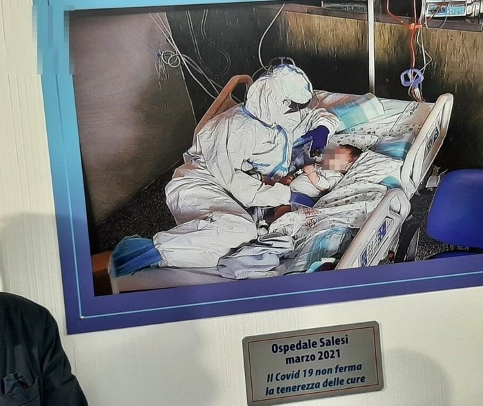 La foto del bimbo con l'infermiera incorniciata nell'ospedale di Ancona.