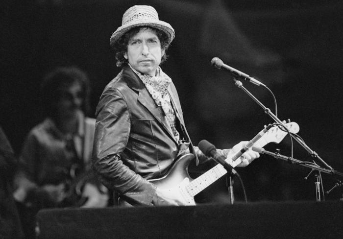 Bob Dylan in una foto del 1984 durante un concerto nel St. Jakob-Park stadium di Basilea in Svizzera