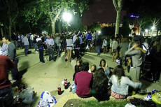 Spagna: giovani festeggiano per strada la fine del coprifuoco.