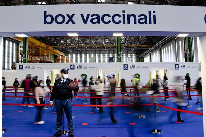Napoletani over 50 si vaccinano nell'hub vaccinale di Capodichino.